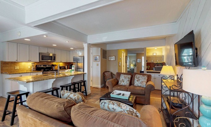 Shipyard Plantation Condo | Modern Dog-Friendly Townhouse with Shared Pool, Easy Beach Access, and Golf