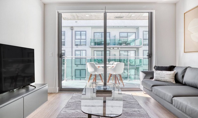City West Apartment | Modern Downtown 1BR w/Pool, Gym & W/D near Staples Center, by Blueground