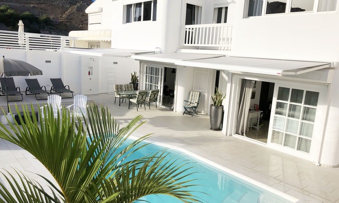 San Agustin House | Modern dream villa with sea view private, heated pool and sea view!
