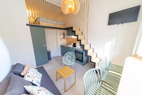 Les Poulettes Apartment | Modern duplex studio, Gratte-Ciel