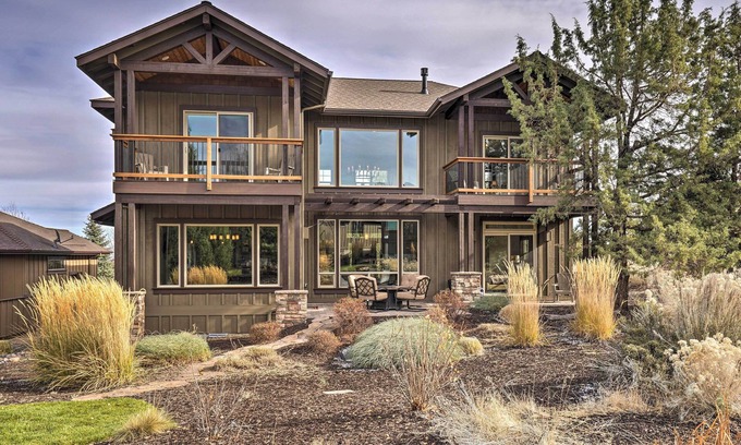 Redmond House | Modern Eagle Crest Escape w/Patio & 2 Balconies!