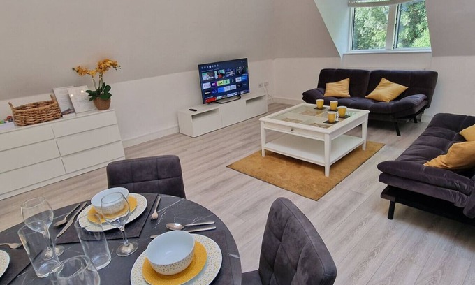 Whittington Apartment | Modern Elegant 2-Bed, free private parking
