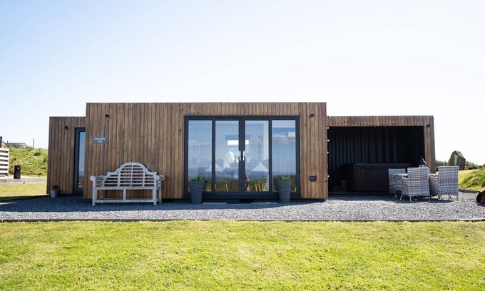 Newton Stewart Apartment | Modern Family Container Cabin With Hot Tub