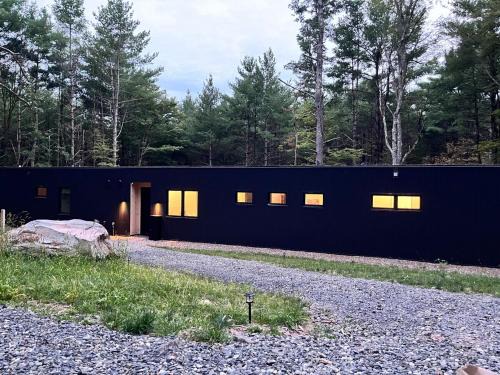 Round Top Villa | Modern Family Retreat in the Catskills Wilderness