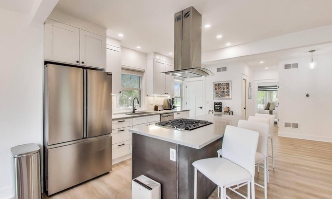 Lake Geneva House | Modern Farmhouse Walk to Downtown | Fire Pit & Deck | Sleeps 8