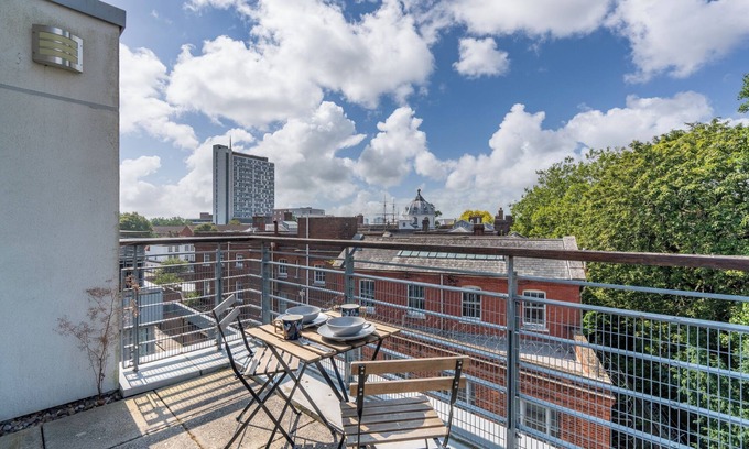 Portsmouth Apartment | Modern Flat with Balcony view and FREE car parking
