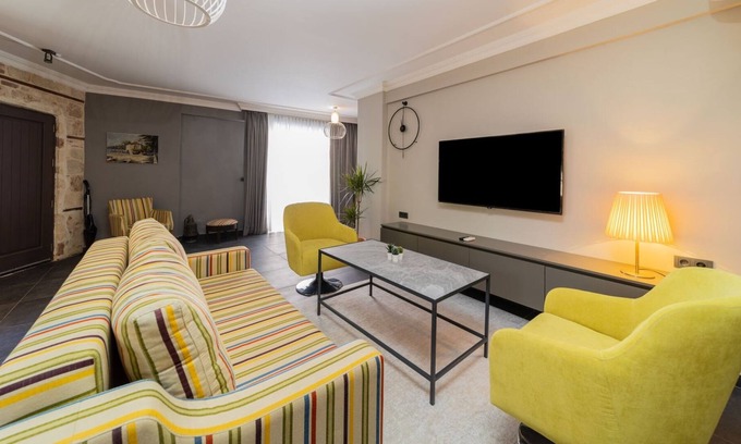 Kaleici Apartment | Modern Flat with Garden in Antalya