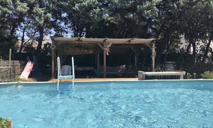 Sainte-Cecile-les-Vignes Villa | Modern villa - ideal for families - secure swimming pool garden - children's play area