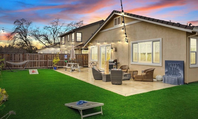 Sacramento House | Modern-Fully Loaded-EV Charger-Big Yard-10 Min DT