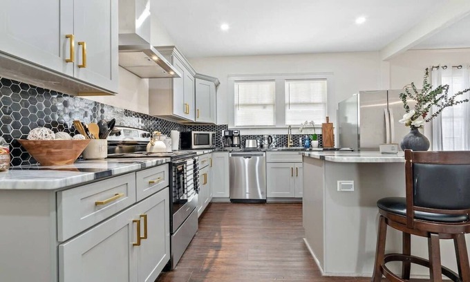 Leinkauf House | Modern Gem | 2 Homes Rental, Sleeps 10, Large Groups!