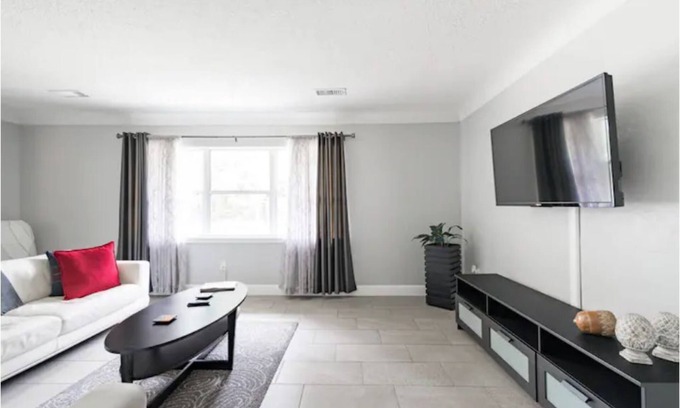 Gainesville House | Modern get away in the heart of GNV. Mins to UF