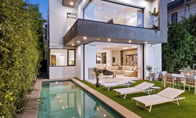 Beverly Grove House | Modern Getaway In Los Angeles