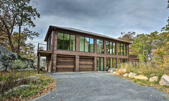 Cragsmoor House | Modern Glass Home w/ Mountain Views