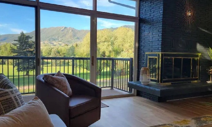 Butte House | Modern Golf Course Haven