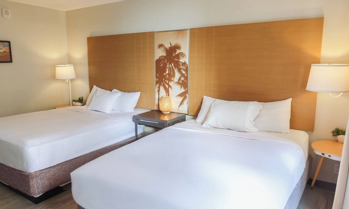 Waikiki Hotel | Modern Hawaiian Waikiki Studio - 2 Queen Beds - 5 min from beach
