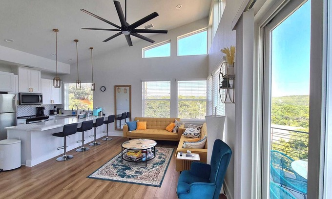 Jonestown House | Modern High-Rise Luxury Stay w/ Lake+Hill VIEWS