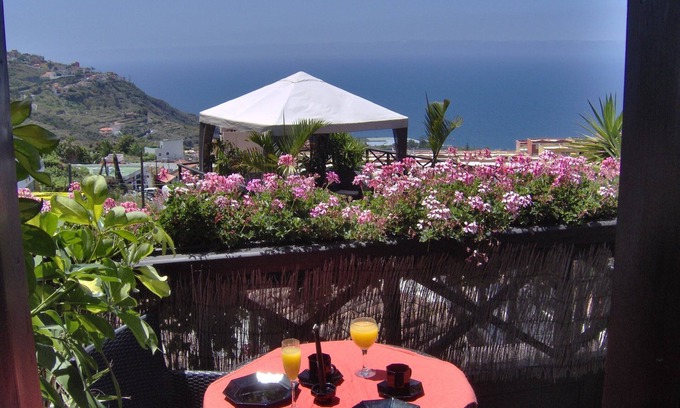 El Guincho Apartment | Modern holiday home with balcony with sea and mountain views - no Teide-view