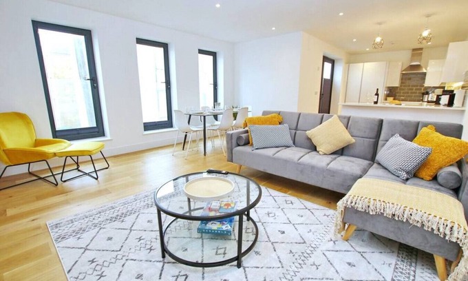 Worthing Apartment | Modern holiday apartment in Worthing with sea view