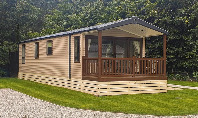 Arnold House | Modern holiday home with one double bedroom and two twin bedrooms.
