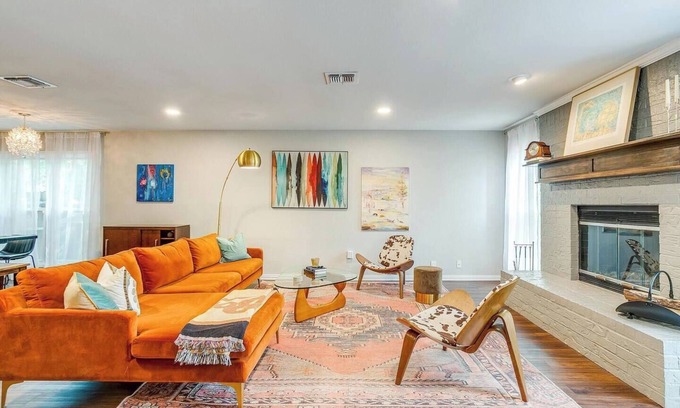 Fort Worth House | Modern Home close to Dickies!