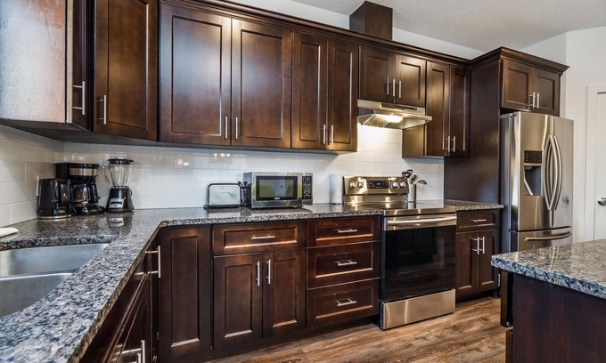 Northwest Edmonton House | ★Modern Home🌴Hot Tub&Patio☀️Central✔ Netflix⚡WiFi ✔ Sanitized