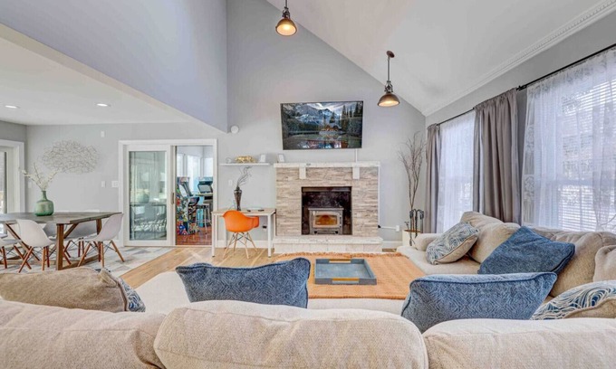 Tobyhanna House | Modern Home in ❤️ Poconos Camelback Lake 🎣 🏊‍♂️ 🎱