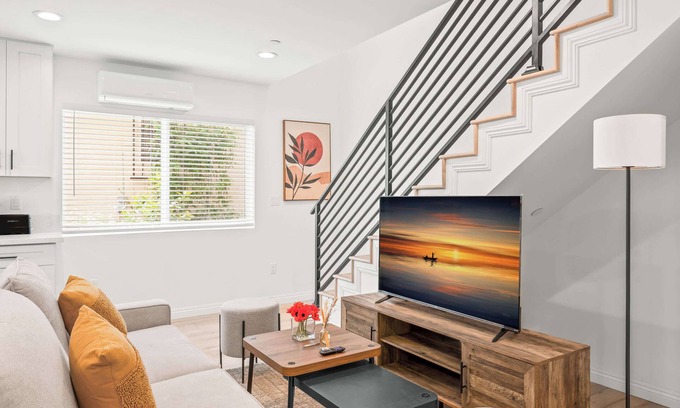 Alhambra Apartment | Modern Home near Pasadena Garage & Full Kitchen