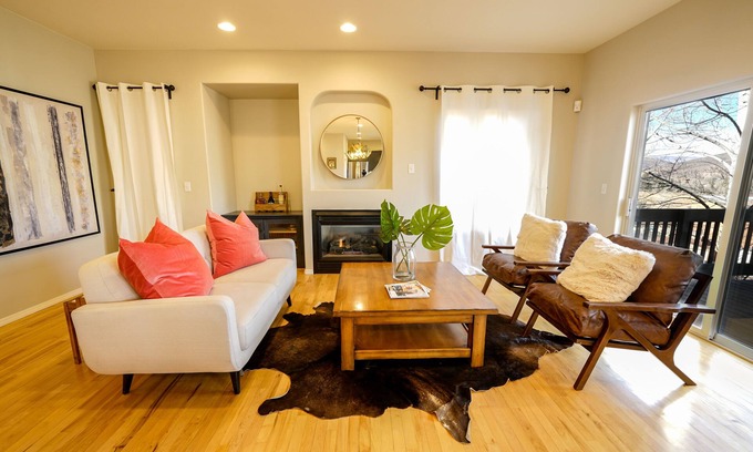 Edwards House | Modern Home | Private Hot Tub | Walk to Beaver Creek Shuttle | EV Charging