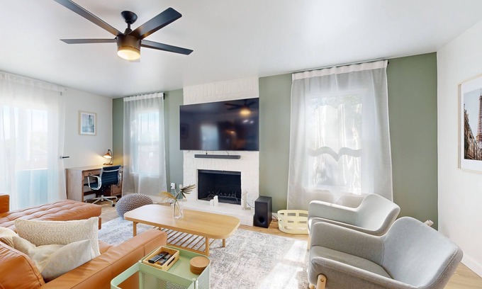Scofield Farms House | Modern home with an enclosed backyard with wood fire pit in North Austin