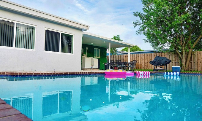 Miramar House | Modern Home with Private near the Hard Rock Stadium, Beach, Casino