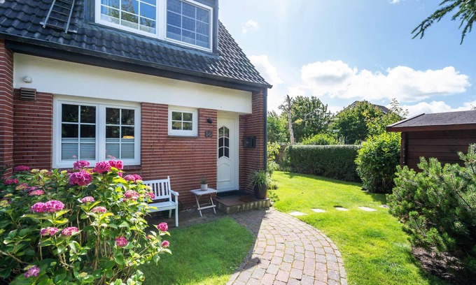 Tinnum House | Modern house for 6 pers. with terrace, parking space, WLAN, pets allowed.