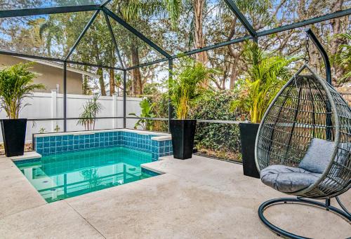 Safety Harbor Apartment | Modern House in Clearwater with access to a Shared Swimming Pool