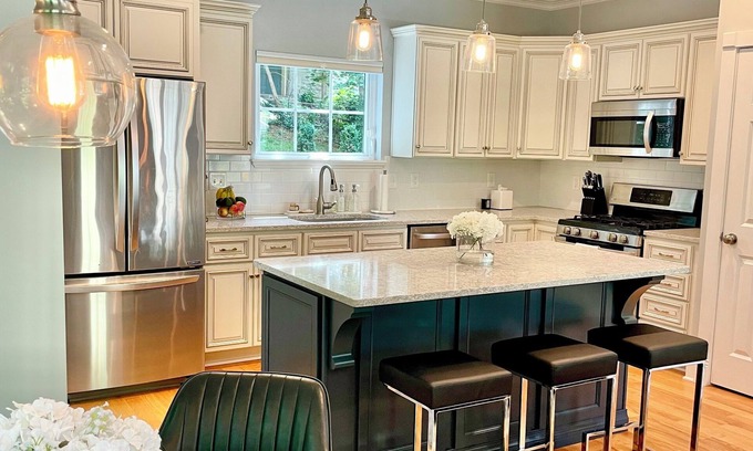 Clifton House | Modern House in Clifton Gaslight - 3 BR 3BA with Walkable Shops and Restaurants