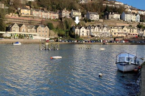 Looe House | Modern House in Looe, Near Beach and Bars with Great Views and free access to a nearby Indoor Swimming Pool