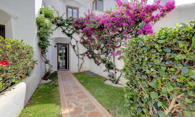 New Golden Mile Apartment | Modern house only a 3 minute walk to the beach.