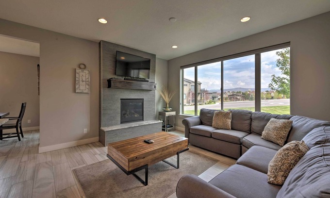 Ogden House | Modern Huntsville Resort Retreat w/Deck & Hot Tub