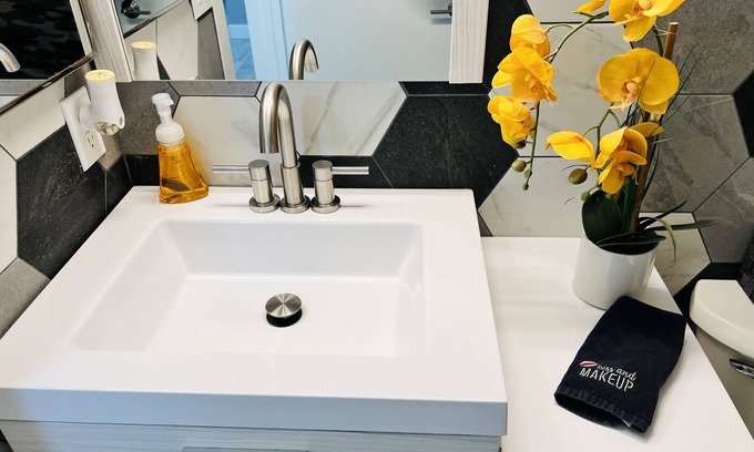 Paradise House | Modern! - Just Remodeled! - Close to Everything! - Pet Friendly! -