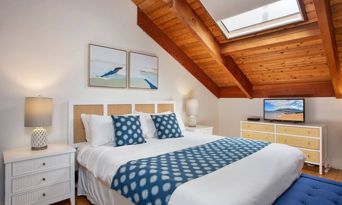 Kihei Condo | Modern Kihei Resort 2 Bedroom, 2 Bath Condo with AC - Steps to the Beach