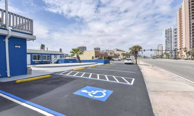 Daytona Beach Shores Apartment | Modern King Suite Steps to Daytona Beach - Room 10