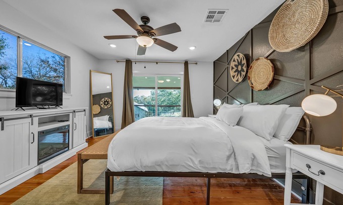 Somerville House | Modern Lake House 2 Units, Pool, Lake 3Min, Pets