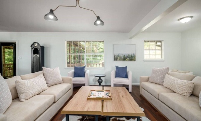 Crestwood South House | Modern Lodge Home near Downton w/Hot Tub