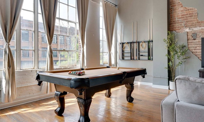 Central City Apartment | Modern Loft w/Pool Table| Parking| Sleeps 8| DT