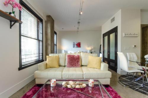 Historic Core Apartment | Modern Loft with Rooftop Lounge in DTLA