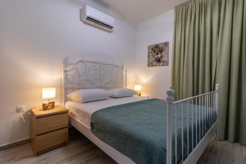 Loutraki-Agioi Theodoroi Apartment | Modern Loutraki Apartment 3min Walk to Beach Fits 4