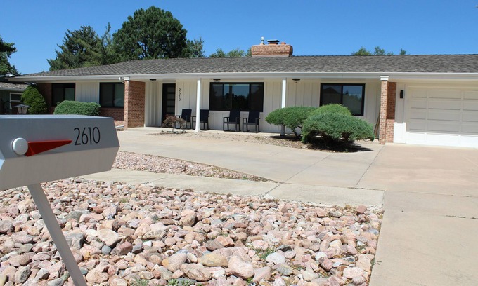 East Colorado Springs House | Modern Lux Ranch on Golf Course w/Mountain Views and 2-Car Garage