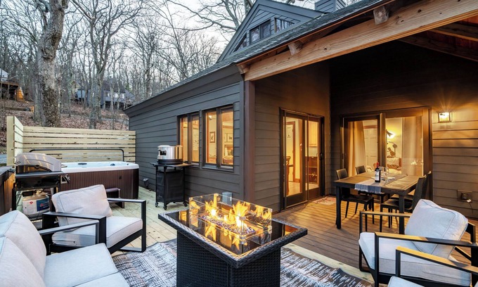 Treeloft House | Modern Luxe Treetop Retreat-Hot Tub, Gas Fire Pit, Steps to Ski! Guest Favorite!