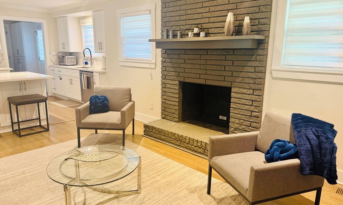 Mableton House | Modern luxurious 3 bedroom and 2 bathroom home.