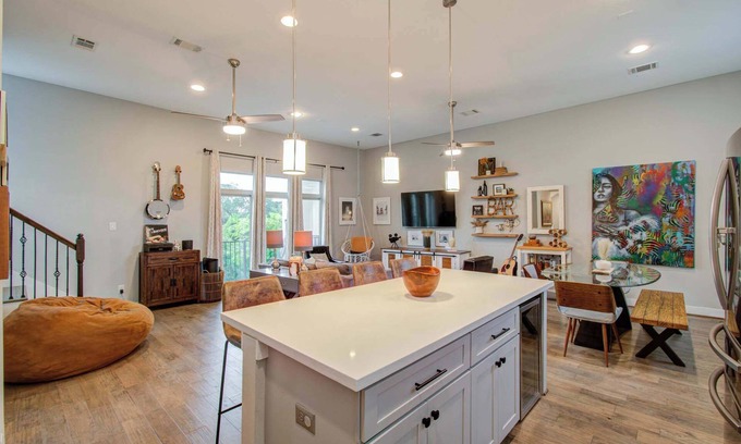 Washington Ave./ Memorial Park House | Modern Luxury 3-BD, Mins to DT w Rooftop