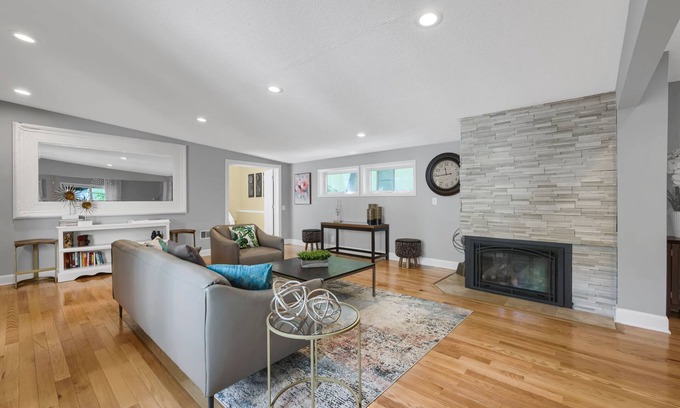 Downtown Minneapolis House | Modern Luxury: 5-Bedroom Escape Close to Stadium & Downtown!