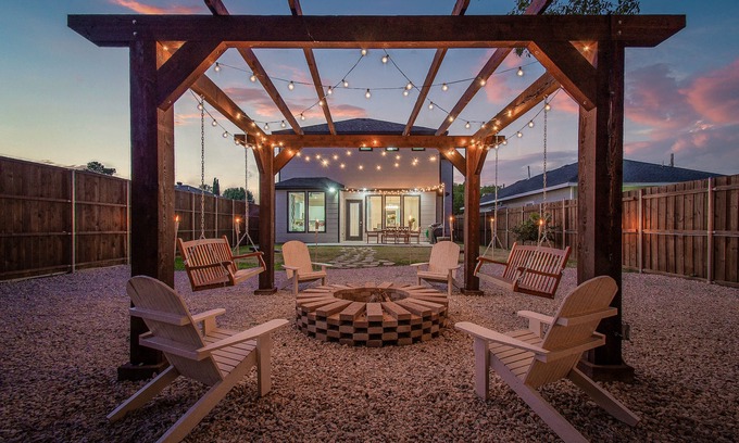 West Dallas House | Modern Luxury - Amazing Backyard! In Dallas - Near Everything!